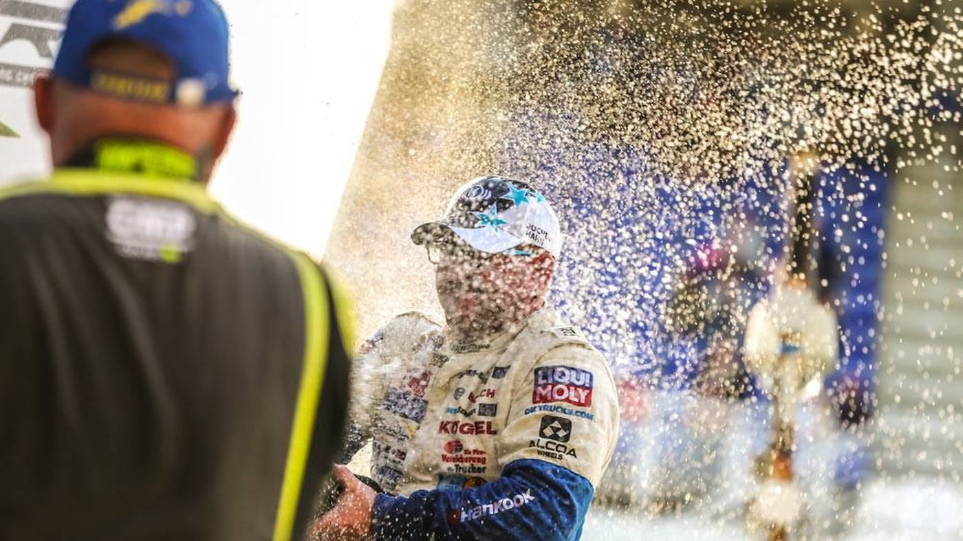Slideshow Bild - Jochen Hahn feiert seinen 5. Europameistertitel in Le Mans schon vor.